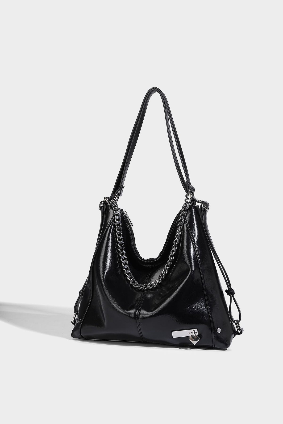 Glänzend schwarze Hobo-Shopper-Tasche mit silberfarbenem Kettenakzent, Reißverschluss oben und langen Schulterriemen, Detailansicht 16