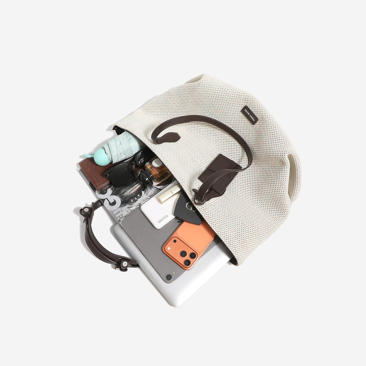 Geflochtene Tote-Bag in Creme mit dunkelbraunen Schulterriemen in Lederoptik und abnehmbarem Anhänger, Detailansicht 4