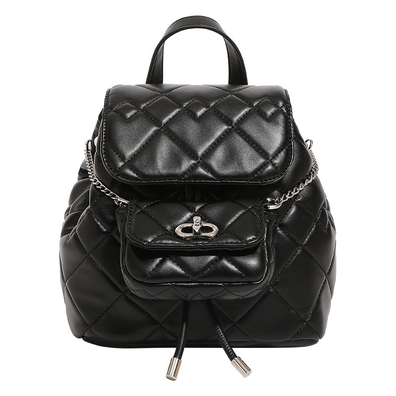 Kleiner gesteppter Rucksack in Lederoptik mit Rautensteppung, silberfarbenem Kettenelement, Vordertasche mit Drehverschluss und