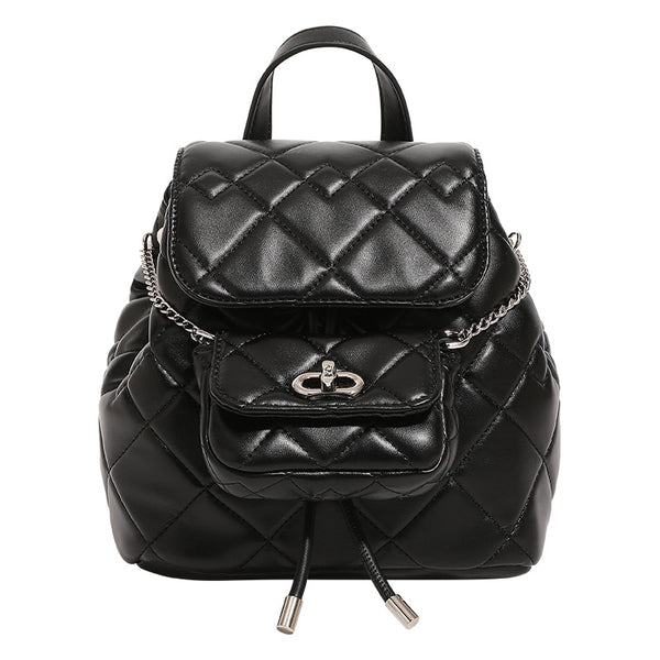 Kleiner gesteppter Rucksack in Lederoptik mit Rautensteppung, silberfarbenem Kettenelement, Vordertasche mit Drehverschluss und