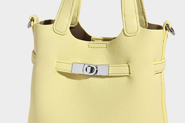 Kleine formstabile Tote-Bag mit genarbter Oberfläche, silberfarbenem Drehverschluss und zwei Henkeln, Detailansicht 39