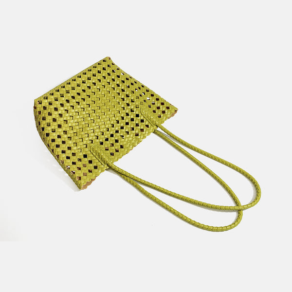 Gewebte Tote-Bag in Chartreuse mit offenem Gittermuster, langen geflochtenen Schulterriemen und gewelltem oberen Rand, Detailansicht 4