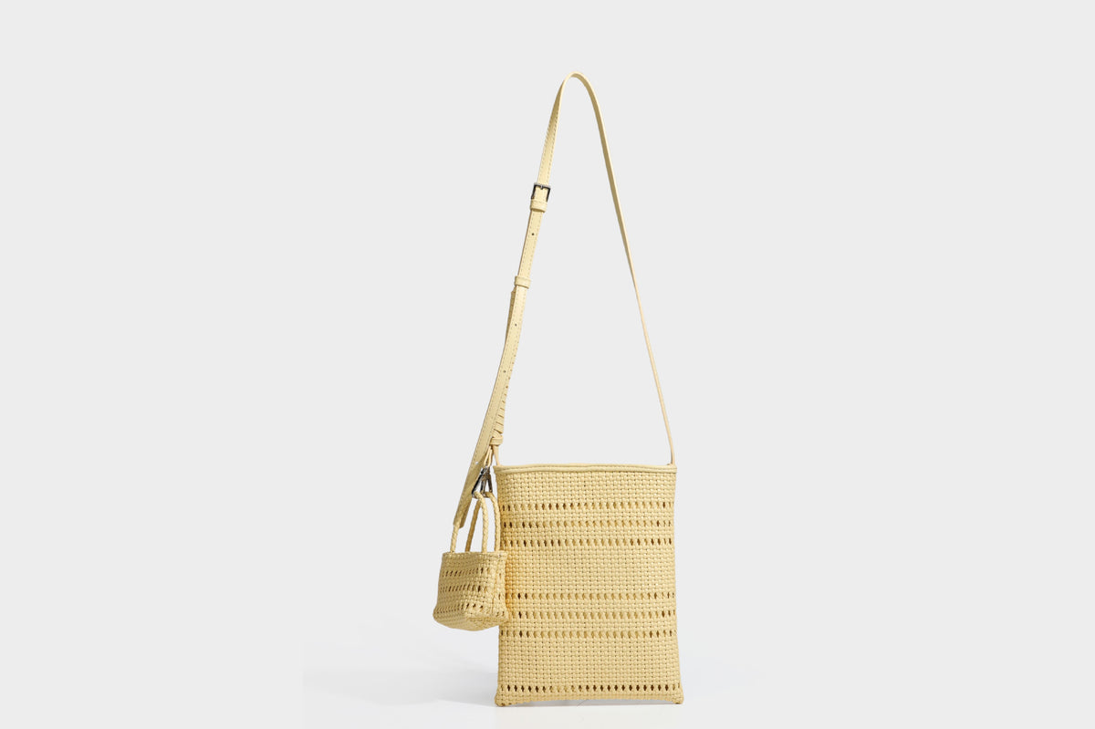 Kleine rechteckige Crossbody-Tasche aus offen geflochtenem Material mit passendem Mini-Täschchen und verstellbarem schmalem Riemen, Detailansicht 34
