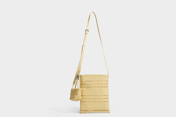 Kleine rechteckige Crossbody-Tasche aus offen geflochtenem Material mit passendem Mini-Täschchen und verstellbarem schmalem Riemen, Detailansicht 34