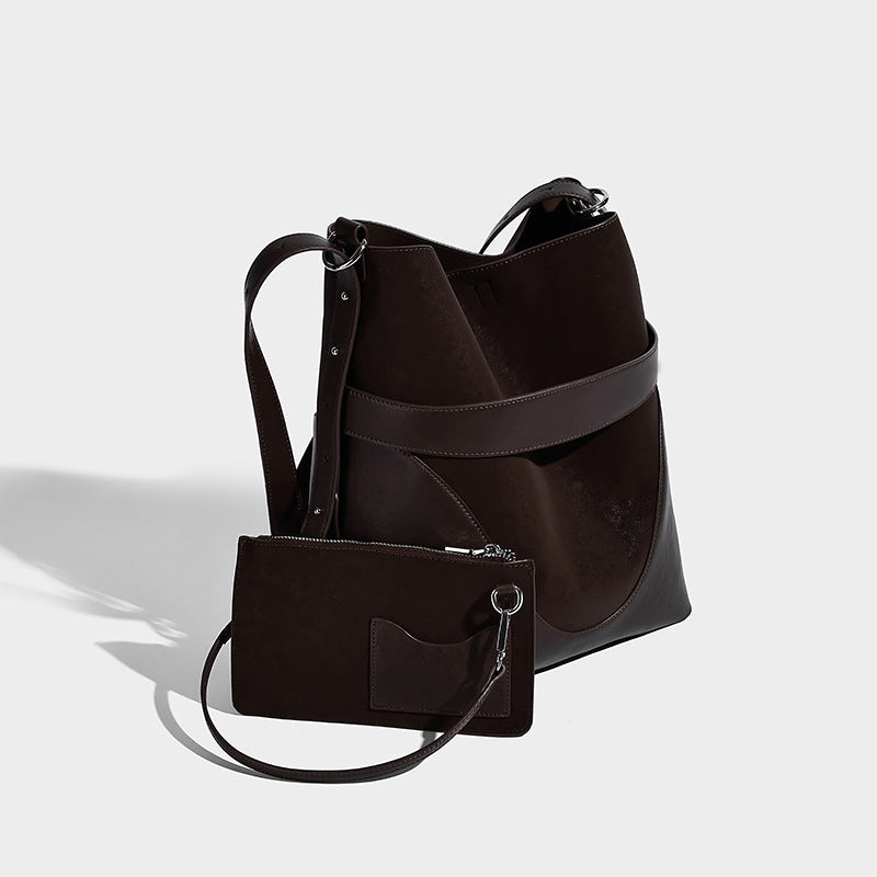 Hohe Bucket-Bag in matter Wildlederoptik mit Band in Lederoptik, silberfarbenen Beschlägen und abnehmbarem Reißverschluss-Etui, Detailansicht 3
