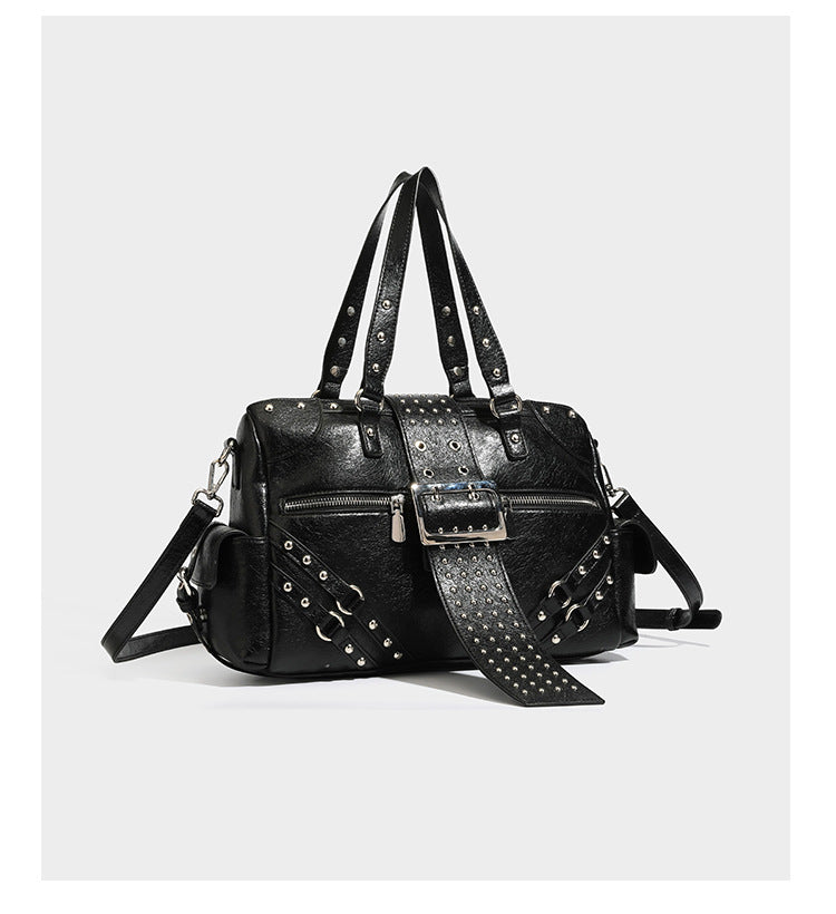 Strukturierte Moto-Satchel mit Nieten, Schnallenriemen, zwei Tragegriffen und abnehmbarem Crossbody-Riemen aus glattem Material mit Detail