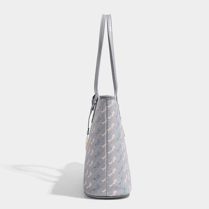 Structured large tote bag in vintage print with leather-look trim, gold-tone hardware, and top zip closure, detail view 2