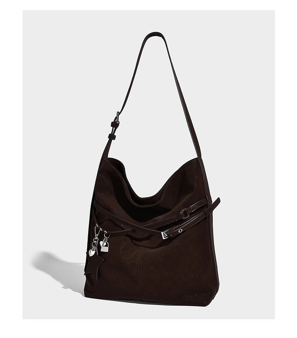 Große, weich fallende Schultertasche im Hobo-Stil aus matter Lederoptik mit Reißverschlussfach vorne und herabhängenden Stern- und Schlossanhängern in Silberoptik