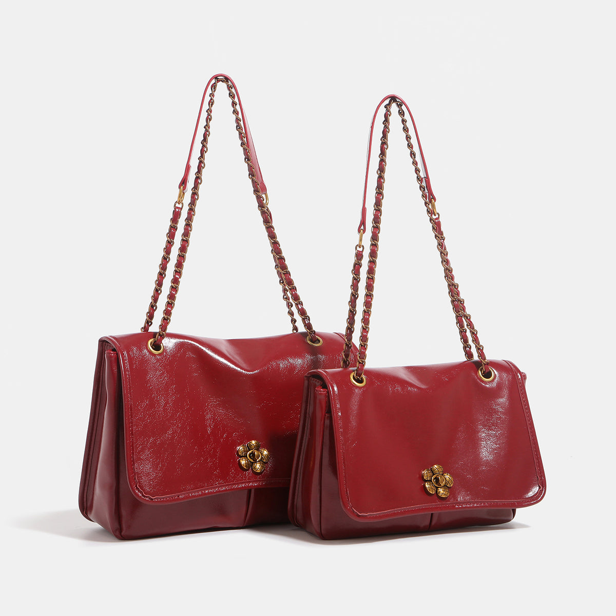 Strukturierte glänzende Schultertasche mit Klappe, floralem Drehverschluss in Antikgold und Ketten-Lederriemen, Detailansicht 2
