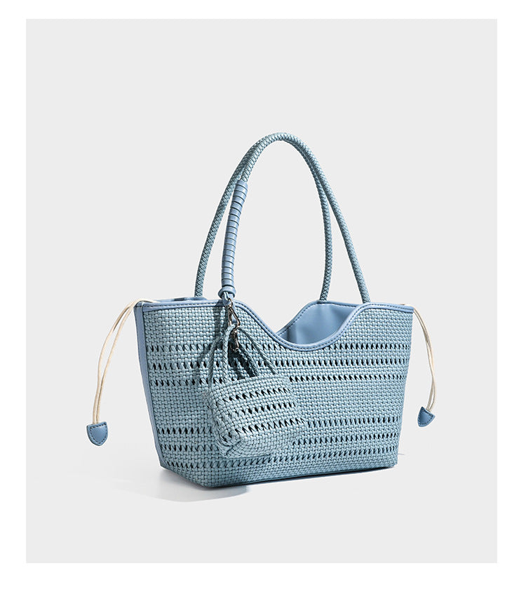 Dunkelbraune Tote-Bag in Lederoptik mit geflochtenen Henkeln, Kordelverschluss und befestigtem gewebtem Mini-Etui, Detailansicht