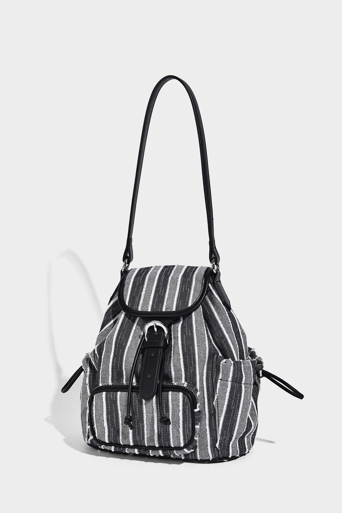 Weicher Rucksack aus gewebtem Material mit vertikalen Streifen, Überschlag, Kordelzug, vorderer Reißverschlusstasche, weißen Besätzen und Trägern in Lederoptik, Detailansicht
