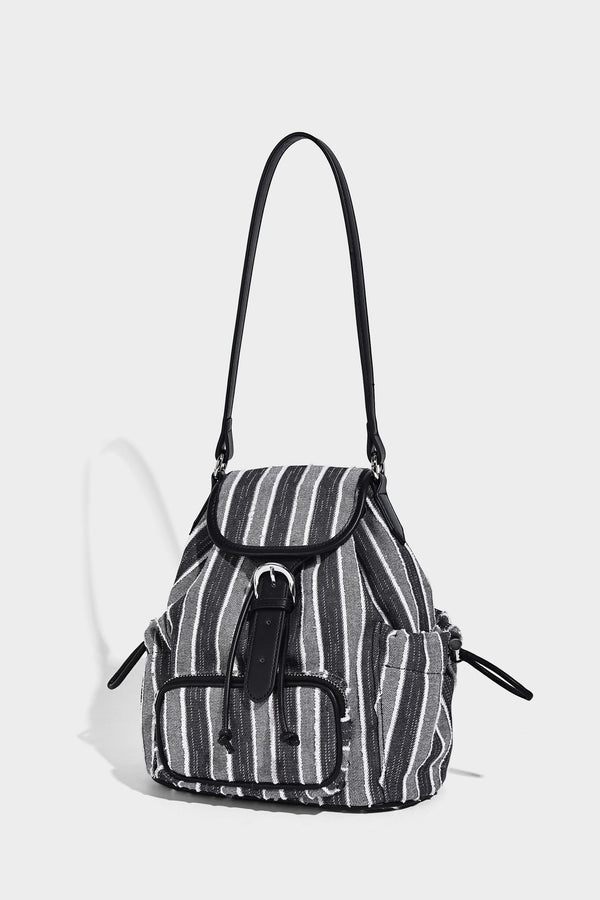 Weicher Rucksack aus gewebtem Material mit vertikalen Streifen, Überschlag, Kordelzug, vorderer Reißverschlusstasche, weißen Besätzen und Trägern in Lederoptik, Detailansicht