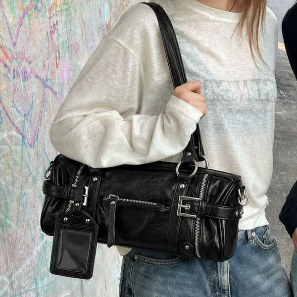 Geknautschte Schultertasche in Zylinderform aus Lederoptik mit vorderer Reißverschlusstasche, Schnallendetail am Riemen, silberfarbenen Ringbeschlägen und herabhängendem