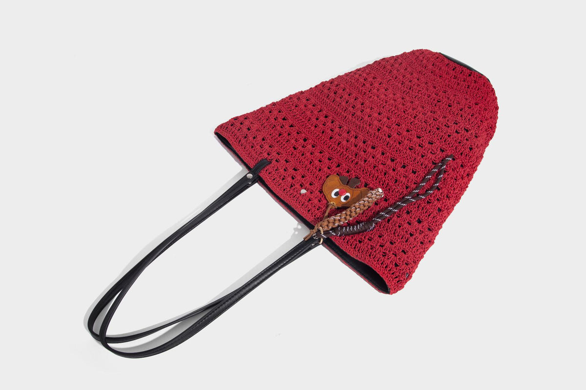 Grobmaschig gehäkelte Tote-Bag mit Schulterriemen in brauner Lederoptik und Besatz am Boden, Detailansicht 27