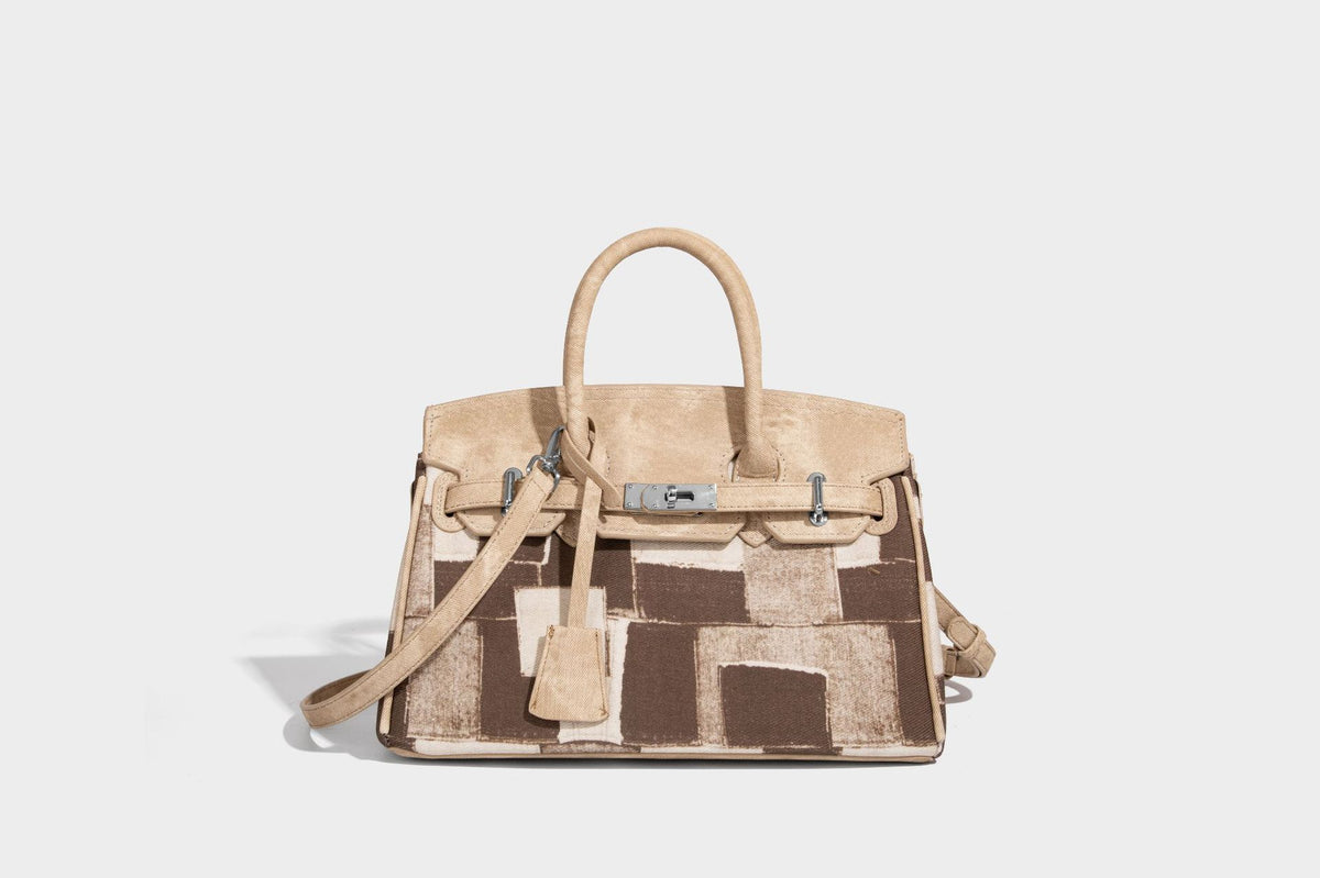 Strukturierte Patchwork-Henkeltasche mit zwei Tragegriffen, Klappverschluss mit Drehverschluss und silberfarbenen Beschlägen, Detailansicht 26
