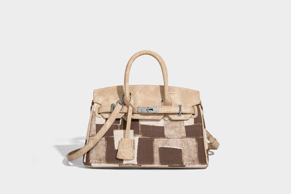 Strukturierte Patchwork-Henkeltasche mit zwei Tragegriffen, Klappverschluss mit Drehverschluss und silberfarbenen Beschlägen, Detailansicht 26