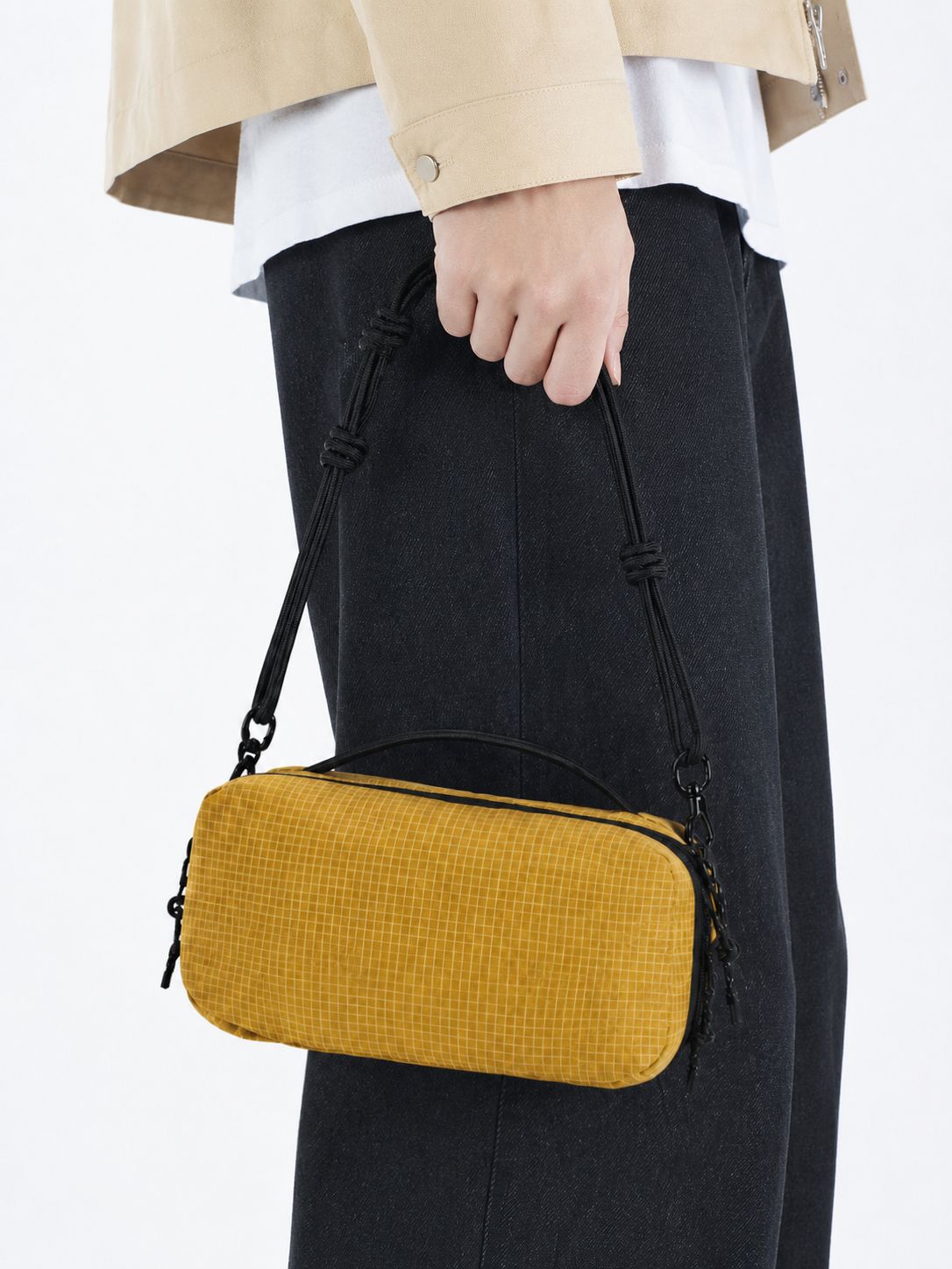 Kompakte rechteckige Nylon-Crossbody-Bag mit Reißverschluss oben, geknotetem verstellbarem Riemen und kurzem Tragegriff, Detailansicht 17