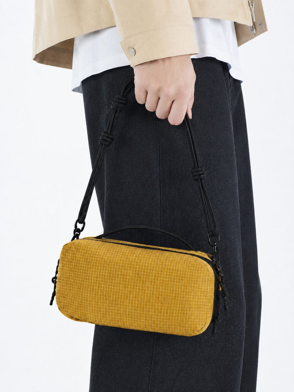 Kompakte rechteckige Nylon-Crossbody-Bag mit Reißverschluss oben, geknotetem verstellbarem Riemen und kurzem Tragegriff, Detailansicht 17