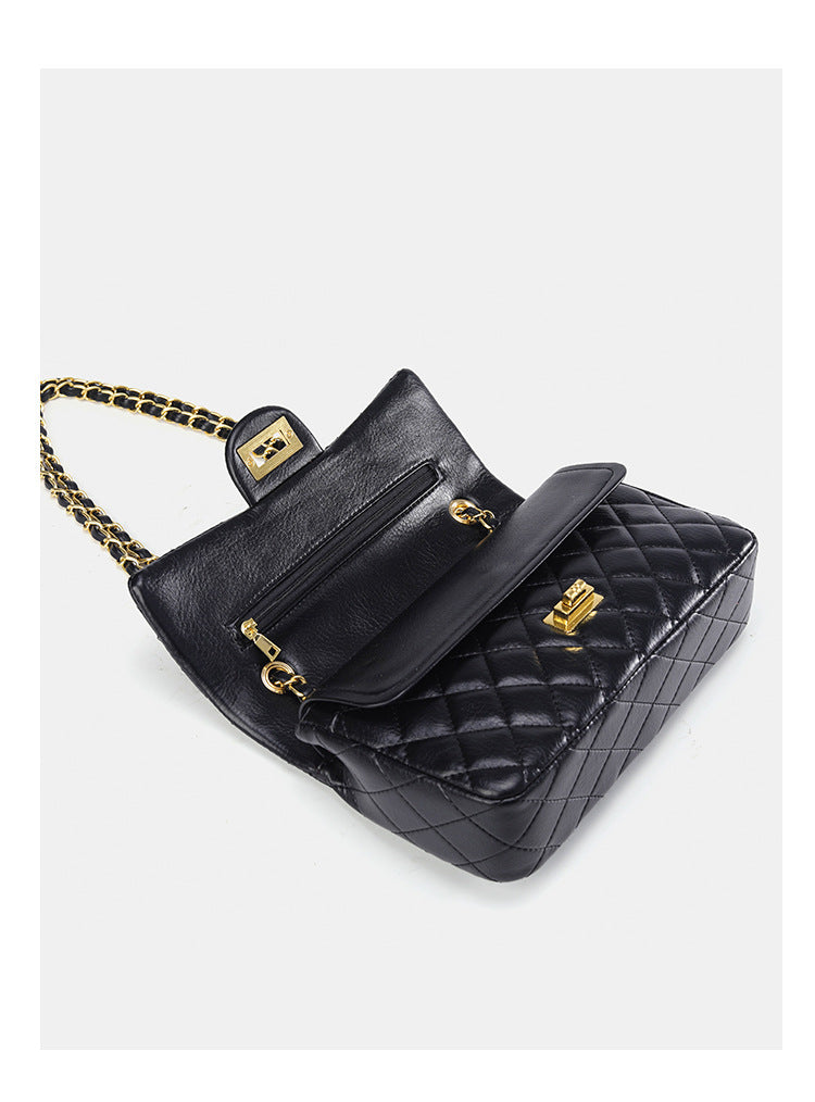 Gesteppte Crossbody-Tasche mit Rautenmuster, Überschlag, goldfarbenem Kettenriemen und Drehverschluss, Detailansicht 17