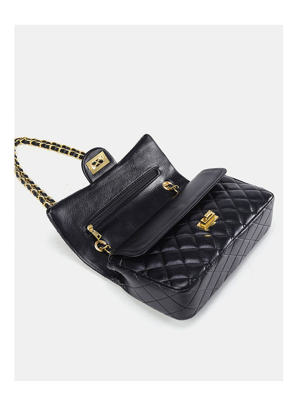 Gesteppte Crossbody-Tasche mit Rautenmuster, Überschlag, goldfarbenem Kettenriemen und Drehverschluss, Detailansicht 17