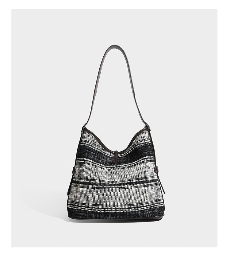 Schwarz-weiße karierte Hobo-Schultertasche mit dunkelbraunen Besätzen in Lederoptik, Kordelzugverschluss und langem, verstellbarem