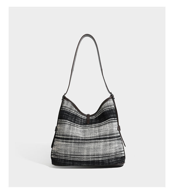 Schwarz-weiße karierte Hobo-Schultertasche mit dunkelbraunen Besätzen in Lederoptik, Kordelzugverschluss und langem, verstellbarem
