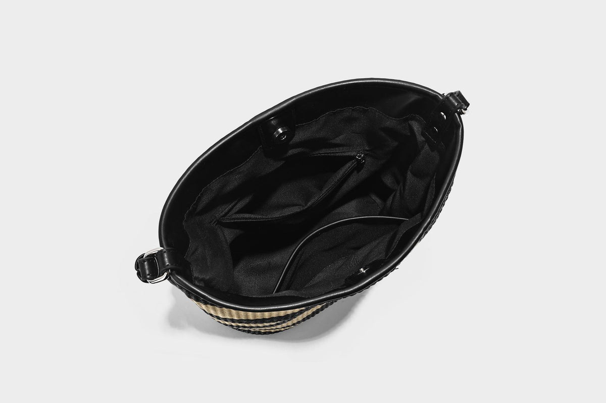 Gestreifte gewebte Bucket Bag in Schwarz und Beige mit schwarzem Besatz in Lederoptik, offener Oberseite und langem verstellbarem Schulterriemen, Detailansicht