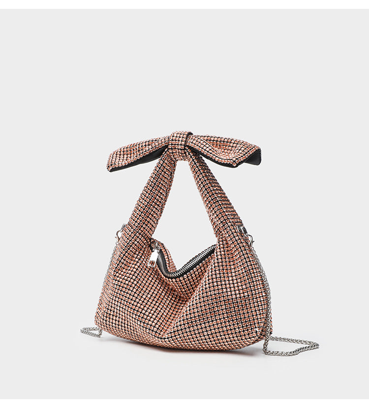 Schultertasche mit rundum besetzter Kristall-Strass-Schleife, Kettenriemen und Reißverschluss, Detailansicht 15