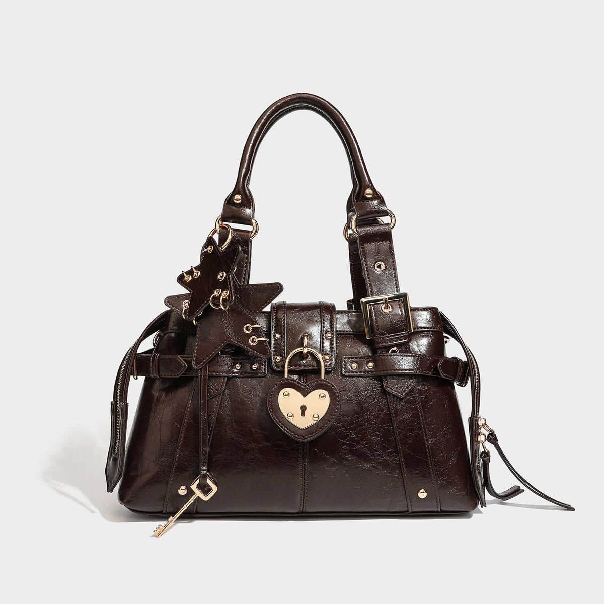 Strukturierte Boston-Henkeltasche in Espressobraun mit herzförmigem goldfarbenem Vorhängeschloss, Sternanhänger, Schnallenriemen, Nieten und zwei Henkeln oben