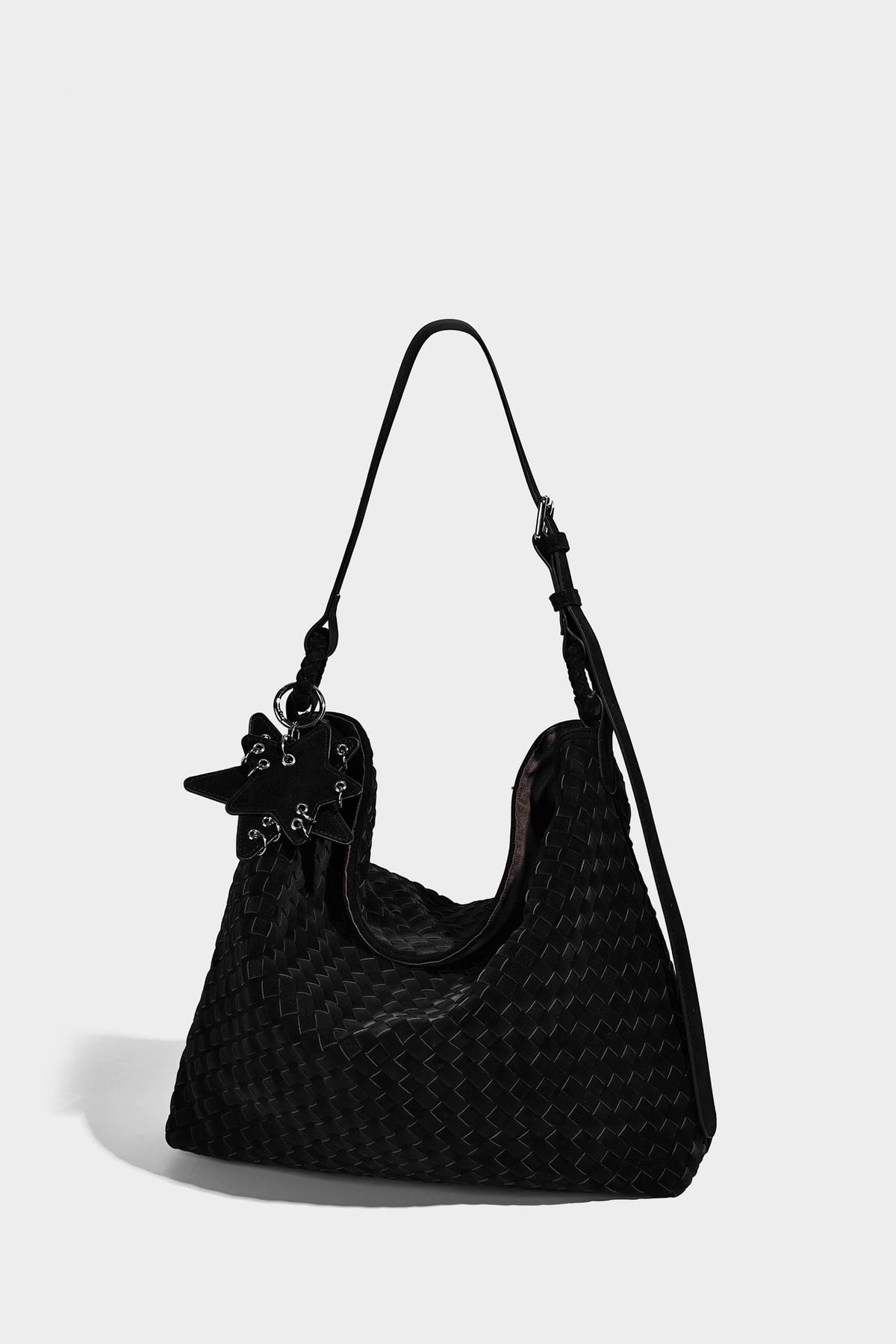 Weich fallende Hobo-Schultertasche mit gewebter Struktur, Beschlägen mit Sternanhänger und verstellbarem Riemen, Detailansicht 28
