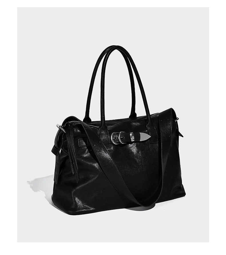Glänzende, strukturierte schwarze Tote-Bag mit silberfarbenem Schnallenriemen, zwei Henkeln und abnehmbarem Schulterriemen, Detailansicht 9