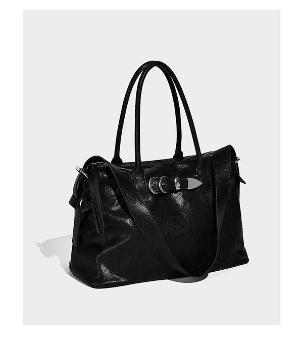 Glänzende, strukturierte schwarze Tote-Bag mit silberfarbenem Schnallenriemen, zwei Henkeln und abnehmbarem Schulterriemen, Detailansicht 9