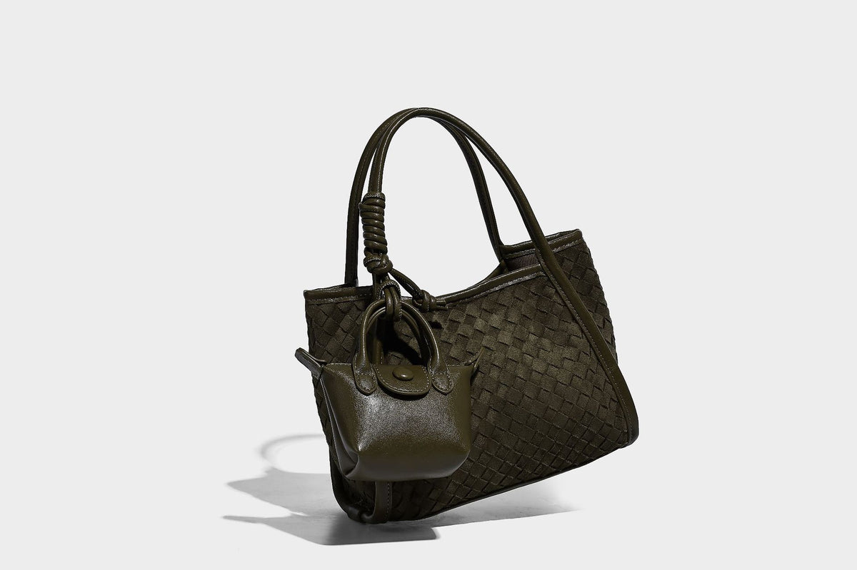 Strukturierte Tote-Bag mit gewebter Oberfläche, befestigtem Mini-Charm-Täschchen, geknoteten Tragegriffen und abnehmbarem Schulterriemen, Detailansicht