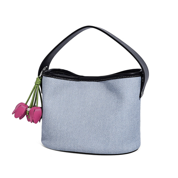 Hellblaue Denim-Bucket-Bag mit schwarzem Besatz in Lederoptik, silberfarbenen Beschlägen, kurzem Henkel und langem verstellbarem Crossbody-Riemen