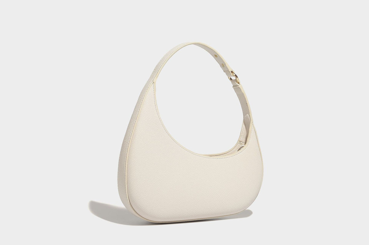 Sichelförmige Halbmond-Hobo-Schultertasche in genarbter Lederoptik mit schmalem Riemen und goldfarbenen Reißverschlussdetails, Detailansicht