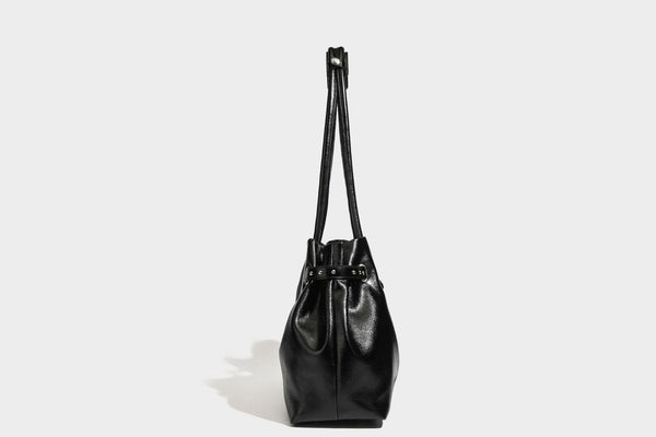 Glänzende schwarze, weich fallende Schultertasche mit gerafftem Abschluss, zwei langen Trageriemen, silberfarbenen Beschlägen und abnehmbarem Umhängeriemen