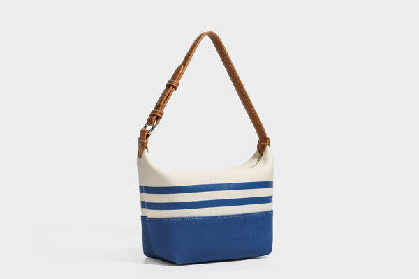 Creme-blau gestreifte Canvas-Schultertasche mit hellbraunem Riemen in Lederoptik und Reißverschluss in Silberoptik, Detailansicht 17
