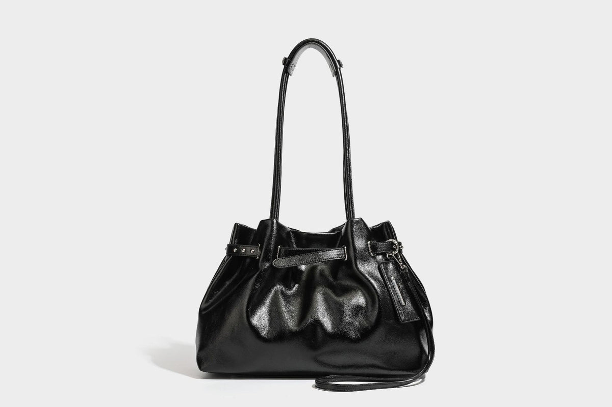 Glänzende schwarze, weich fallende Schultertasche mit gerafftem Abschluss, zwei langen Trageriemen, silberfarbenen Beschlägen und abnehmbarem Umhängeriemen