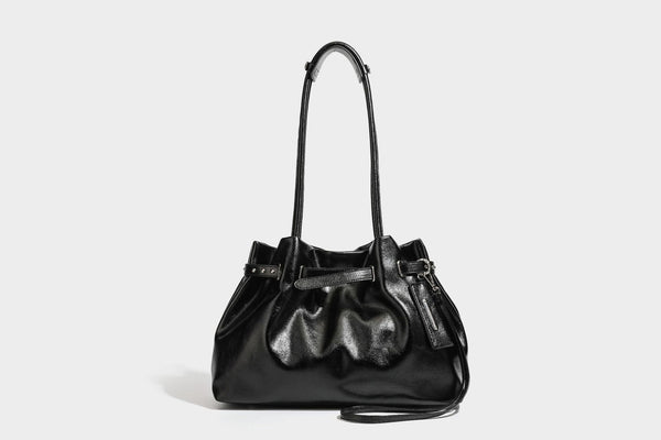 Glänzende schwarze, weich fallende Schultertasche mit gerafftem Abschluss, zwei langen Trageriemen, silberfarbenen Beschlägen und abnehmbarem Umhängeriemen