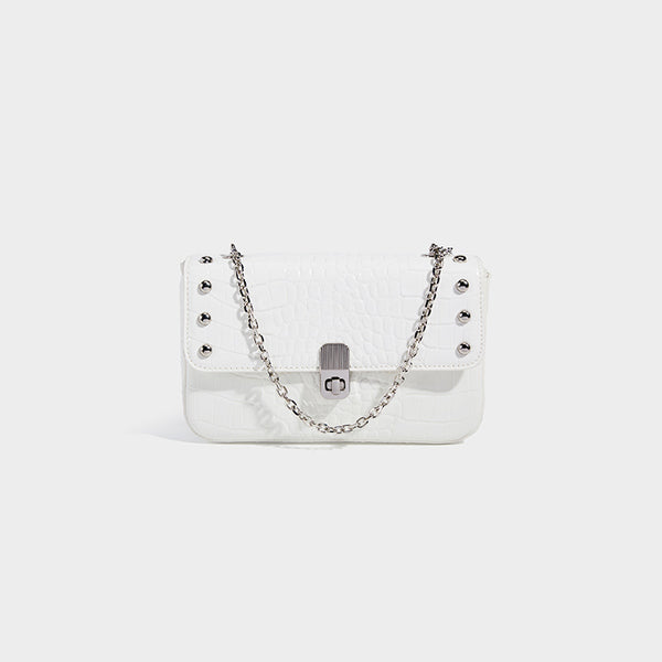 Strukturierte rechteckige Schultertasche mit Klappe in Krokoprägung und Lederoptik, silberfarbenem Nietenbesatz und Drehverschluss