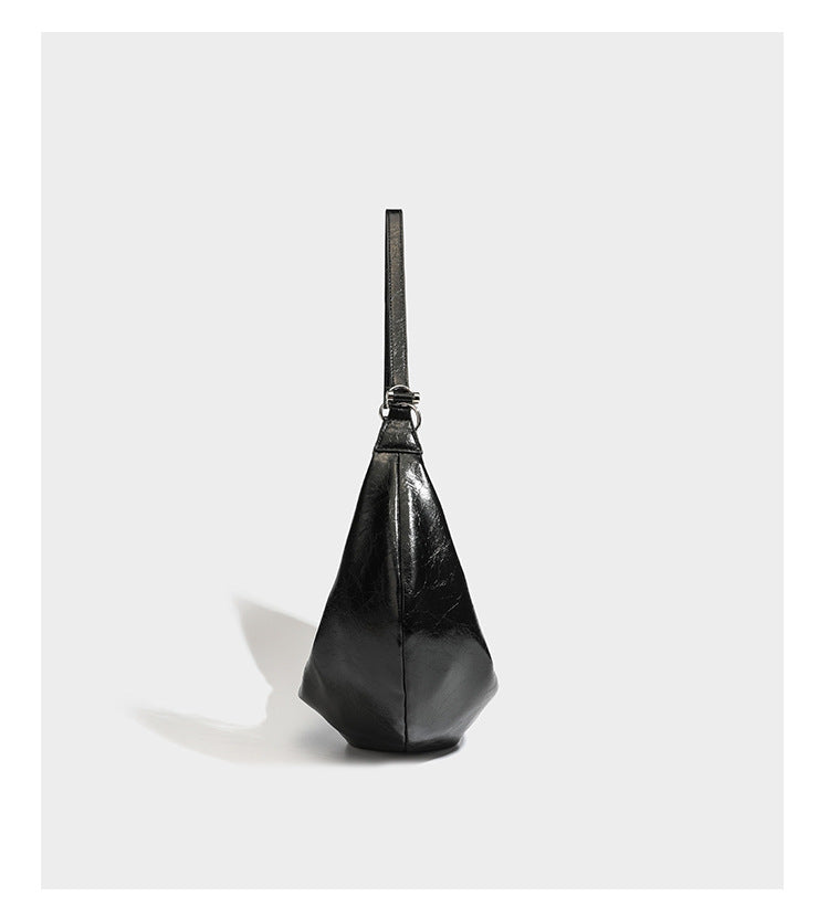Lässig fallende Hobo-Schultertasche in Halbmondform mit glänzender, geknautschter Lederoptik, schmalem Riemen, silberfarbenen Ringbeschlägen und