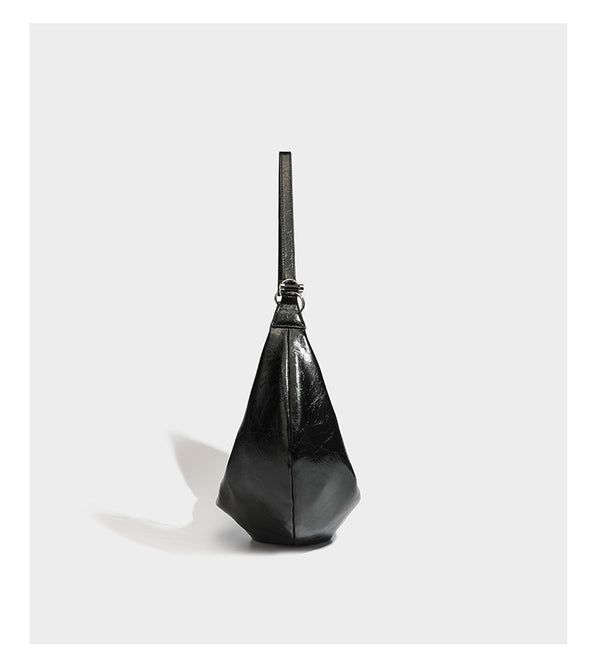 Lässig fallende Hobo-Schultertasche in Halbmondform mit glänzender, geknautschter Lederoptik, schmalem Riemen, silberfarbenen Ringbeschlägen und
