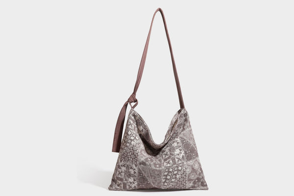 Weich fallende Hobo-Schultertasche aus Canvas mit botanischem Print, langem geknotetem Riemen und Reißverschluss oben, Detailansicht 35