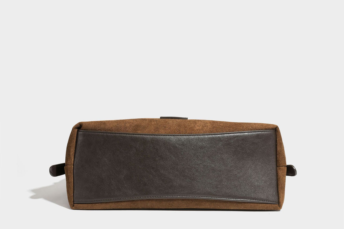 Lässige Hobo-Schultertasche mit matter brauner Wildlederoptik, dunklen glatten Besätzen, Reißverschluss oben und langem, verstellbarem