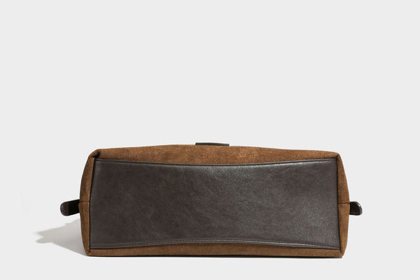 Lässige Hobo-Schultertasche mit matter brauner Wildlederoptik, dunklen glatten Besätzen, Reißverschluss oben und langem, verstellbarem