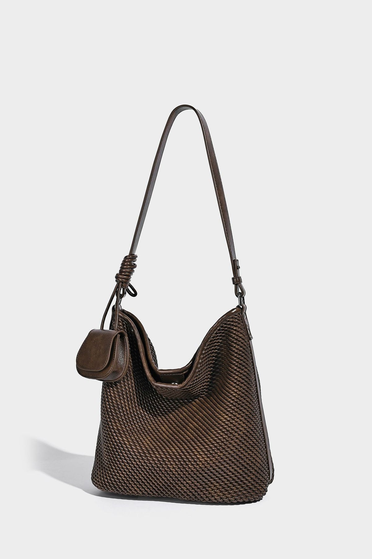 Große, weich fallende Hobo-Schultertasche mit Webstruktur in Braun, mit Mini-Tasche mit Überschlag und schmalem Knotenträger, Detailansicht 25