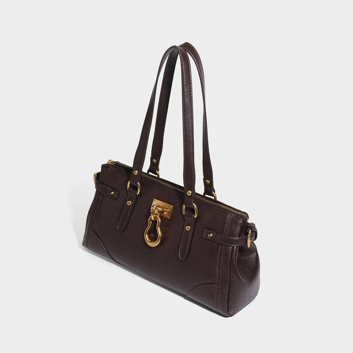 Strukturierte Henkeltasche in Dunkelbraun mit Lederoptik, antikgoldfarbenem Ringverschluss, zwei Henkeln und seitlichem Schnallenriemen