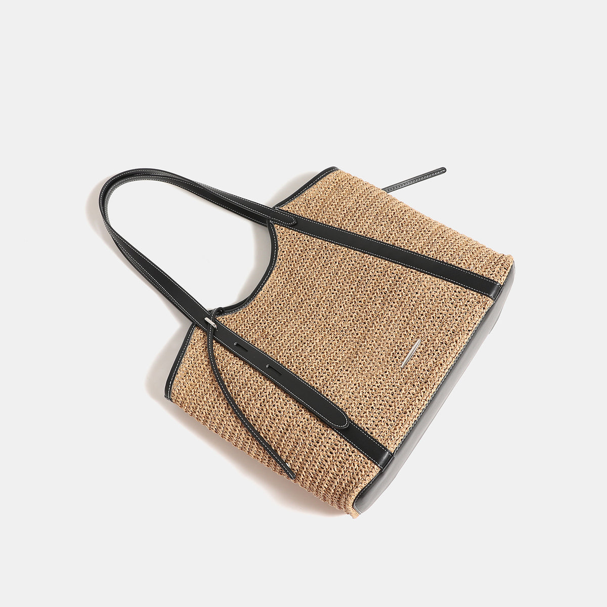 Camelbraune, gewebte Tragetasche in Raffia-Optik mit schwarzer Besatzkante in Lederoptik, langen Schulterriemen und magnetischem Druckverschluss, Detailansicht 4