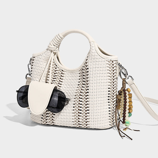 Gewebte Bucket-Tote in Pastellblau mit geflochtenen Henkeln, offenem Frontfach, Perlenanhänger und abnehmbarem Crossbody-Riemen