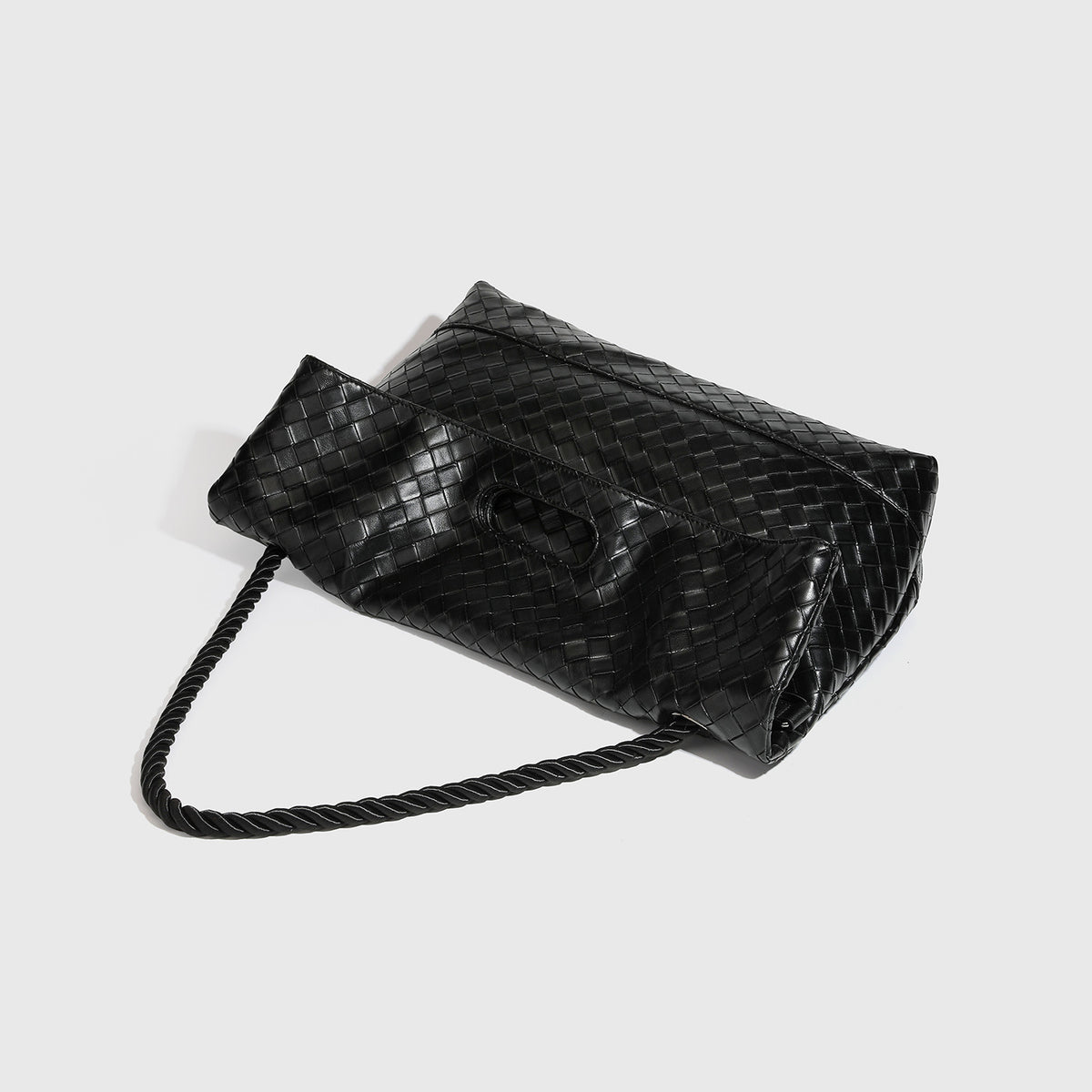 Große schwarze Schultertasche in geflochtener Lederoptik mit geflochtenem Tragegriff, Überschlagverschluss und verstellbarem Crossbody-Riemen, Detailansicht